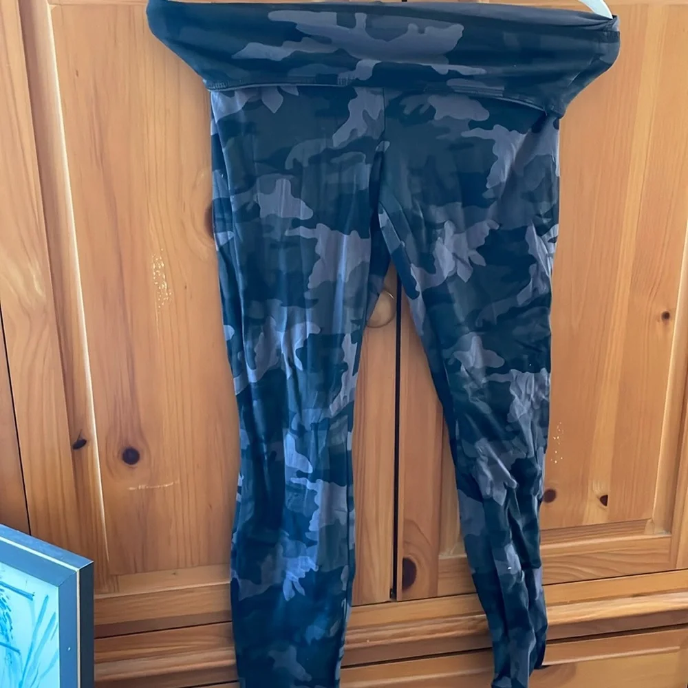 Black Camo Leggings 🖤🩶 - Picture 5 of 13